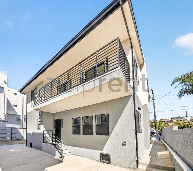 225 N Burlington Ave in Los Angeles, CA - Foto de edificio - Building Photo