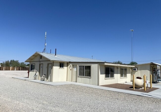 310 N Central Blvd in Quartzsite, AZ - Foto de edificio - Building Photo