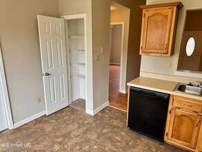 8289 Clubview Dr in Olive Branch, MS - Foto de edificio - Building Photo