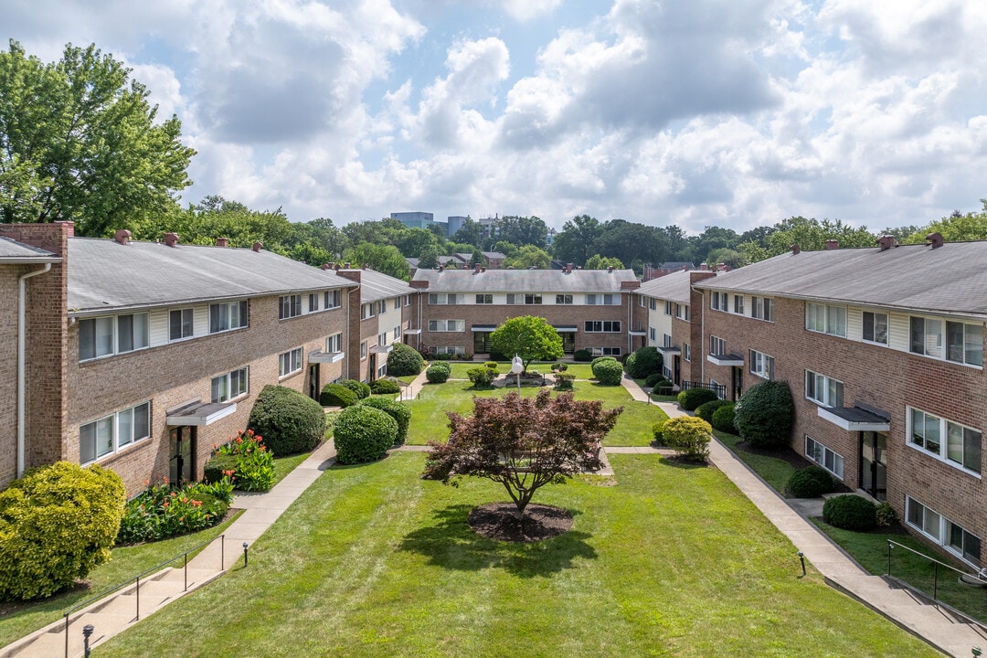 Courtyard Apartments in Baltimore, MD - Foto de edificio