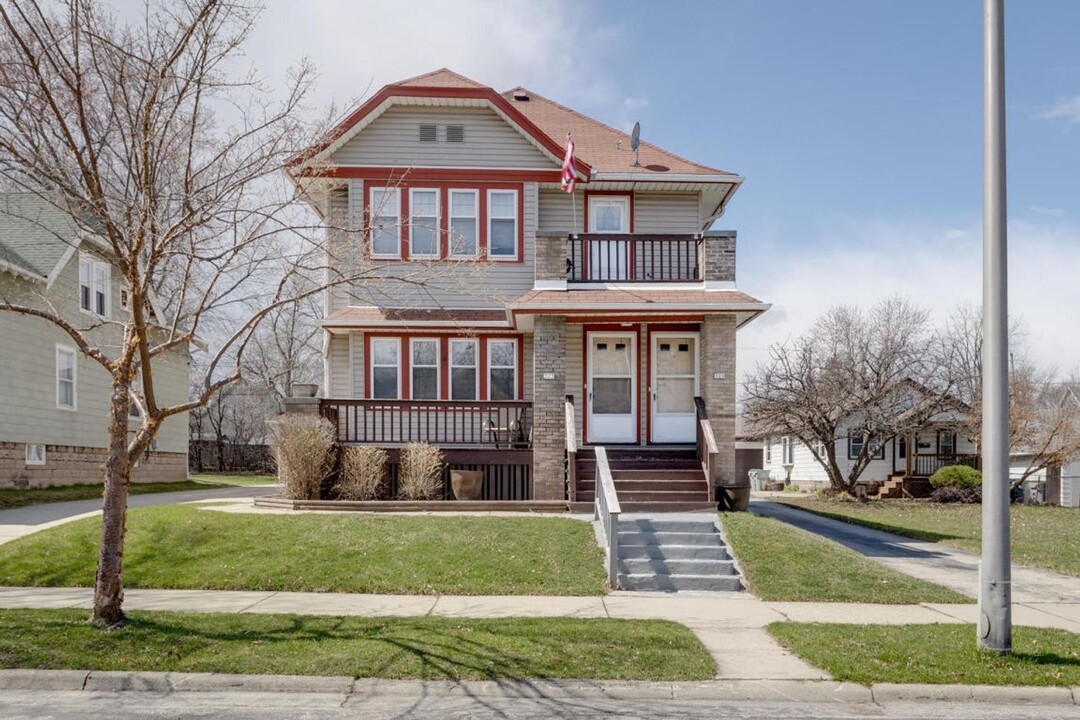 323 N 59th St in Milwaukee, WI - Foto de edificio