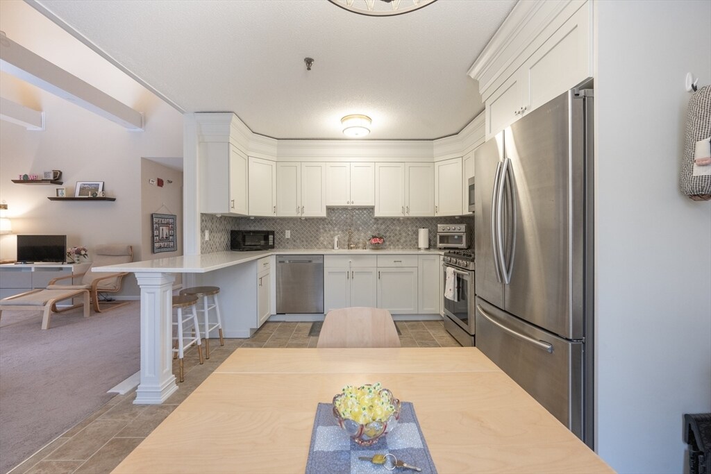 124 Tennis Plaza Rd, Unit 8 in Dracut, MA - Building Photo