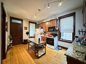 3315 N Albany Ave, Unit A02C in Chicago, IL - Building Photo - Building Photo