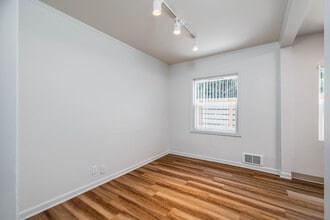 Lake Washington Apartments in Seattle, WA - Building Photo - Interior Photo