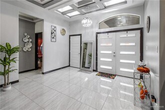 30 Queens Ave in McAllen, TX - Building Photo - Building Photo