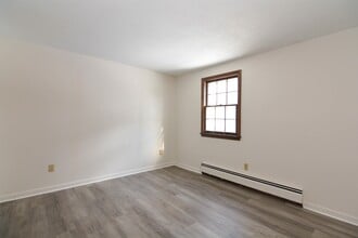 3 Holly Ln in Londonderry, NH - Building Photo - Building Photo