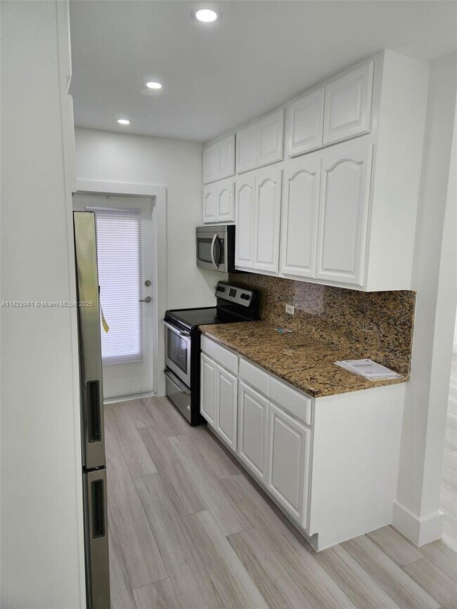 95 Edgewater Dr in Coral Gables, FL - Building Photo - Building Photo