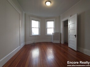 32 Orkney Rd, Unit 01 in Boston, MA - Building Photo - Building Photo