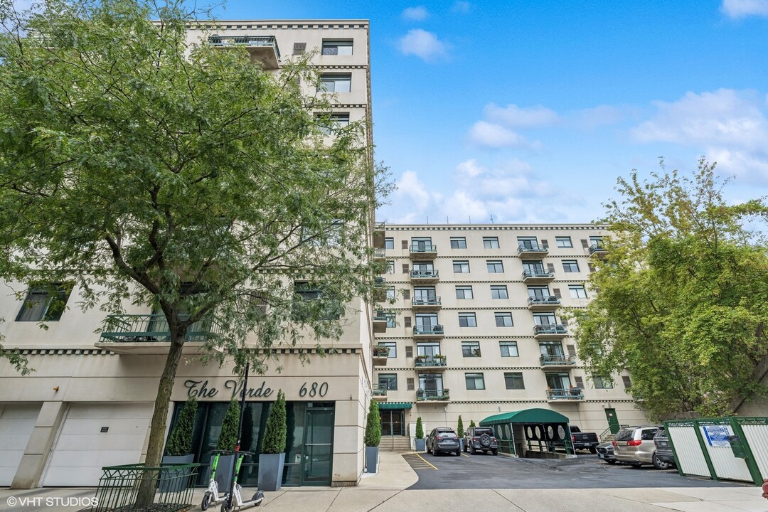 680 N Green St, Unit 205 in Chicago, IL - Building Photo