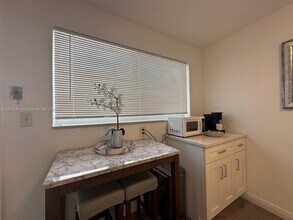 116 SE 9th Ct-Unit -1 in Hallandale Beach, FL - Building Photo - Building Photo