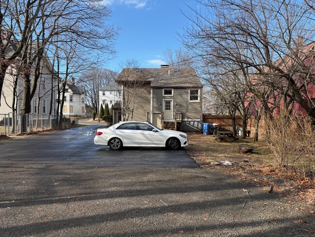 693 Broad St in Meriden, CT - Building Photo - Building Photo