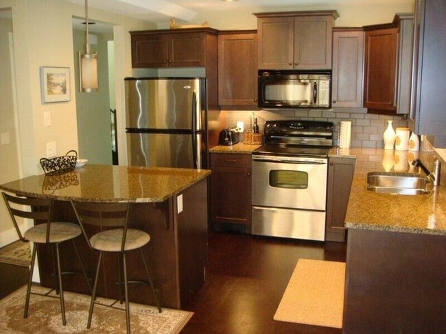 2209 Woodlawn St in Kelowna, BC - Building Photo - Building Photo