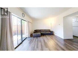 9411 Glendower Dr in Richmond, BC - Building Photo