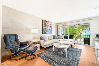 250 7th Ave S in Naples, FL - Foto de edificio - Building Photo