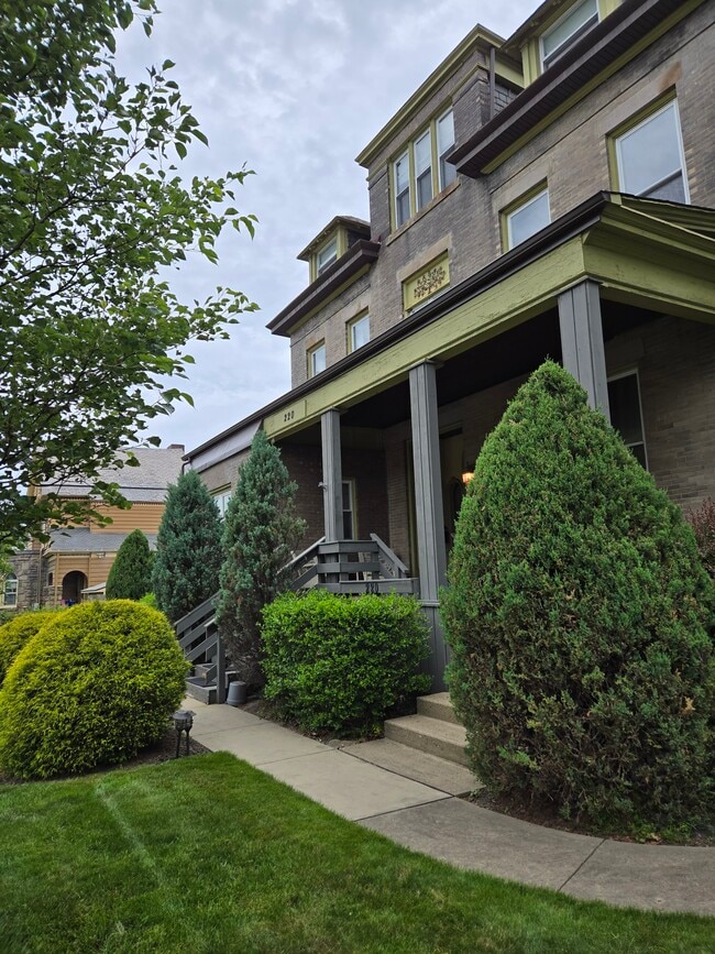 220 Noble Ave, Unit 3