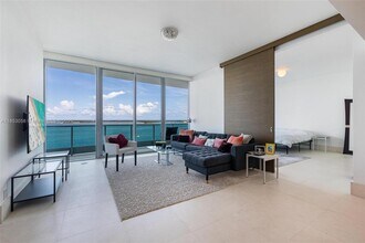 1331 Brickell Bay Dr, Unit 1703 in Miami, FL - Foto de edificio - Building Photo