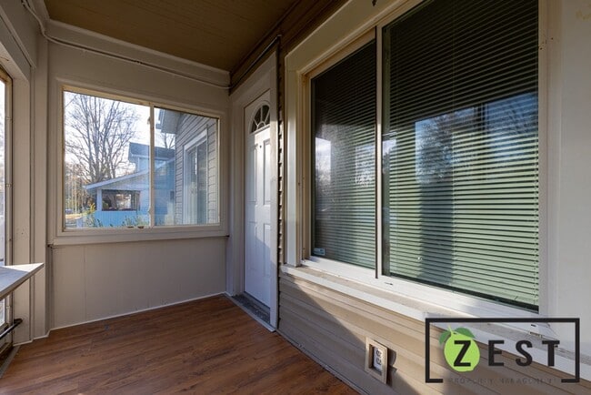 384 W Elza Ave in Hazel Park, MI - Building Photo - Building Photo