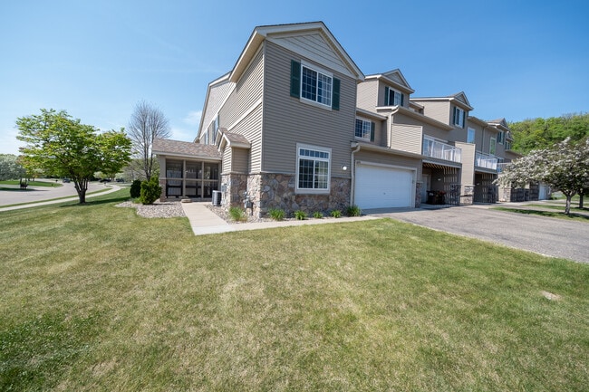 6642 Pine Crest Trail S in Cottage Grove, MN - Building Photo - Building Photo