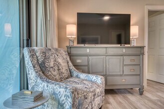600 Neapolitan Way in Naples, FL - Building Photo - Building Photo