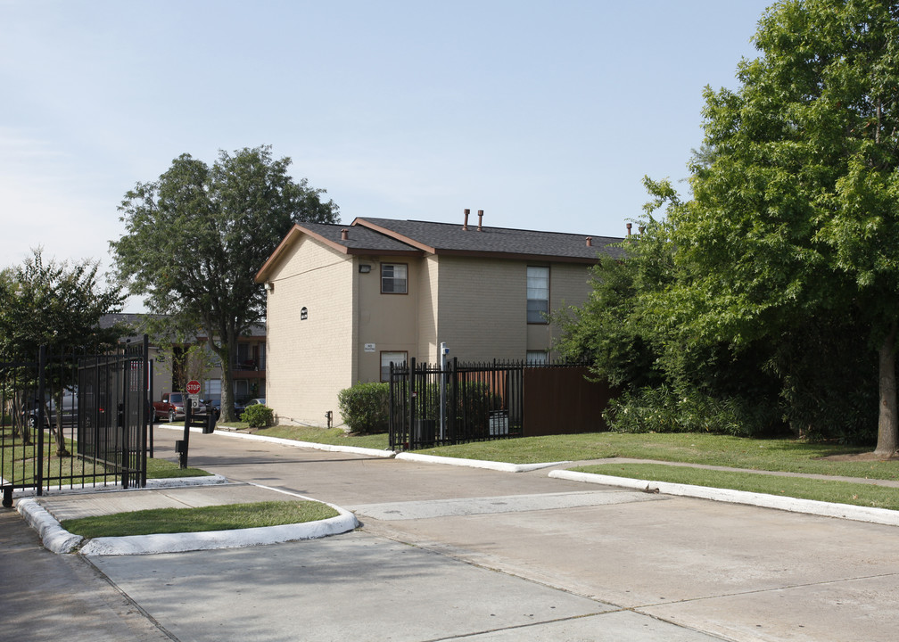 Twin Oaks in Pasadena, TX - Building Photo