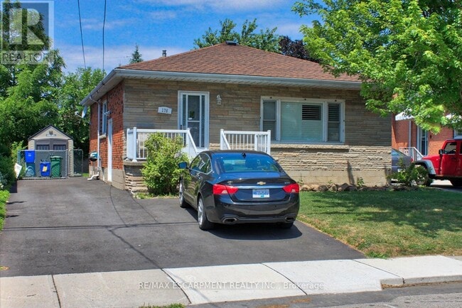 property at 176-176 E 32nd St