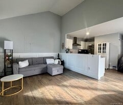 332 Commack Rd in Shirley, NY - Building Photo