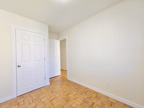 140 Royal Terrace NW in Edmonton, AB - Building Photo - Building Photo