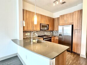 2111 Westheimer Rd in Houston, TX - Building Photo - Building Photo