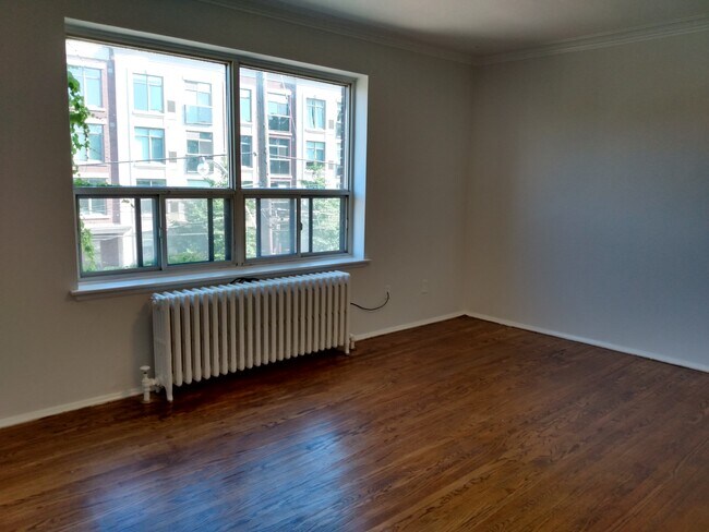 567 Kingston Rd in Toronto, ON - Building Photo - Building Photo