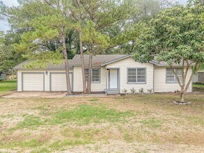 3815 Commerce St, Unit 202 in Damon, TX - Building Photo - Building Photo