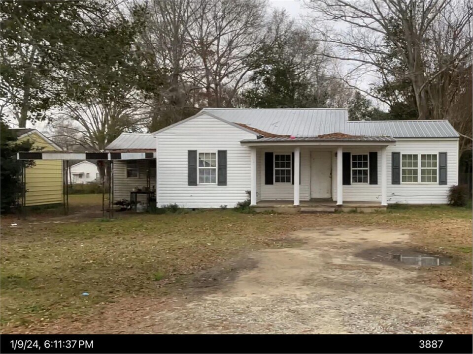 125 Peter St NE in Cochran, GA - Building Photo
