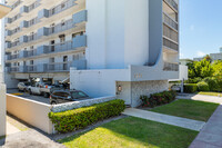 Golden West Condominium in Miami Beach, FL - Foto de edificio - Building Photo