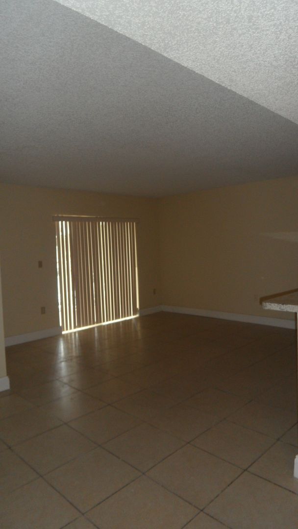 351 Palm Way in Pembroke Pines, FL - Building Photo - Building Photo