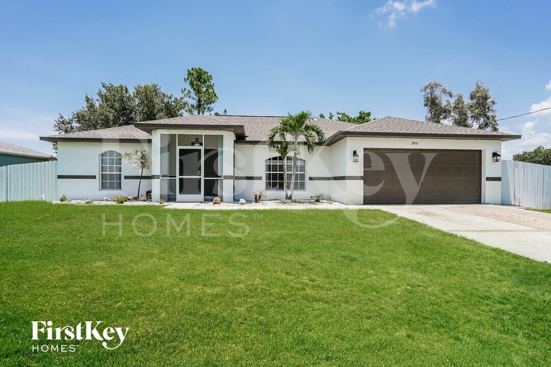 8451 Caloosa Rd in Ft. Myers, FL - Building Photo