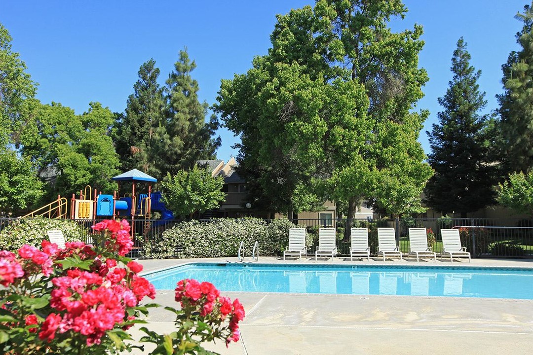 Madera Villa in Madera, CA - Foto de edificio