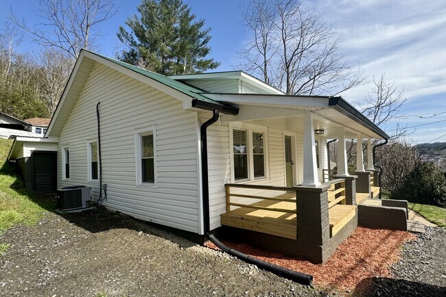 706 Pear Dr in West Jefferson, NC - Building Photo - Building Photo