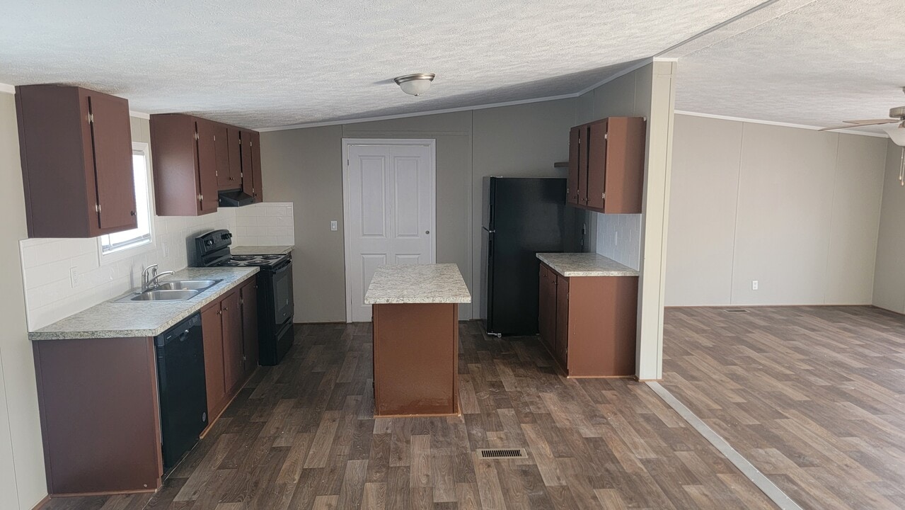 32720 Carolee Cir in Denham Springs, LA - Foto de edificio