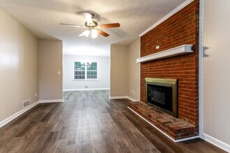 1212 Summit Links Ct in Snellville, GA - Foto de edificio - Building Photo