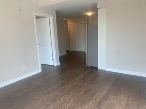 195 Commonwealth St in Kitchener, ON - Building Photo - Building Photo