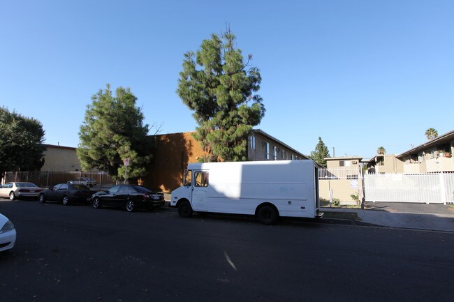 Saticoy Plaza in Canoga Park, CA - Foto de edificio - Building Photo