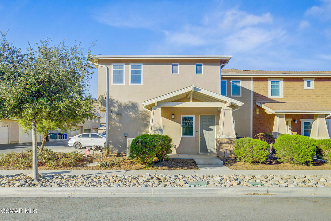 4043 Aurora Way in Piru, CA - Foto de edificio