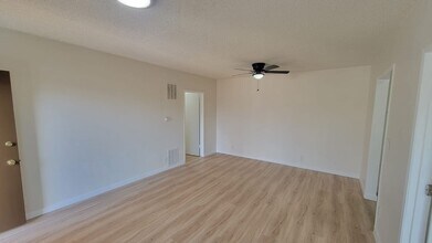 13115 Oxnard St in Los Angeles, CA - Building Photo - Building Photo