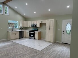 4406 Coloma Ave in Woodland Hills, CA - Building Photo