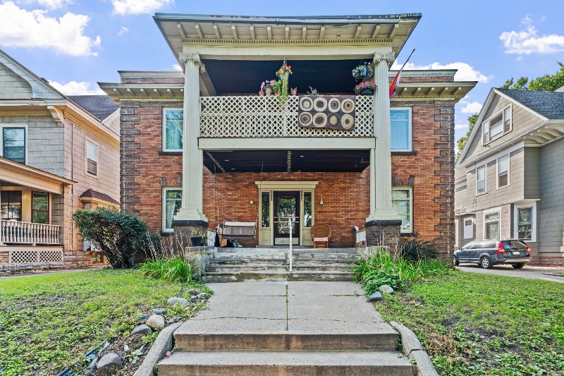 2410 Dupont Ave S in Minneapolis, MN - Building Photo