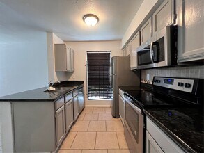 3900 Woodchase Dr in Houston, TX - Building Photo - Building Photo