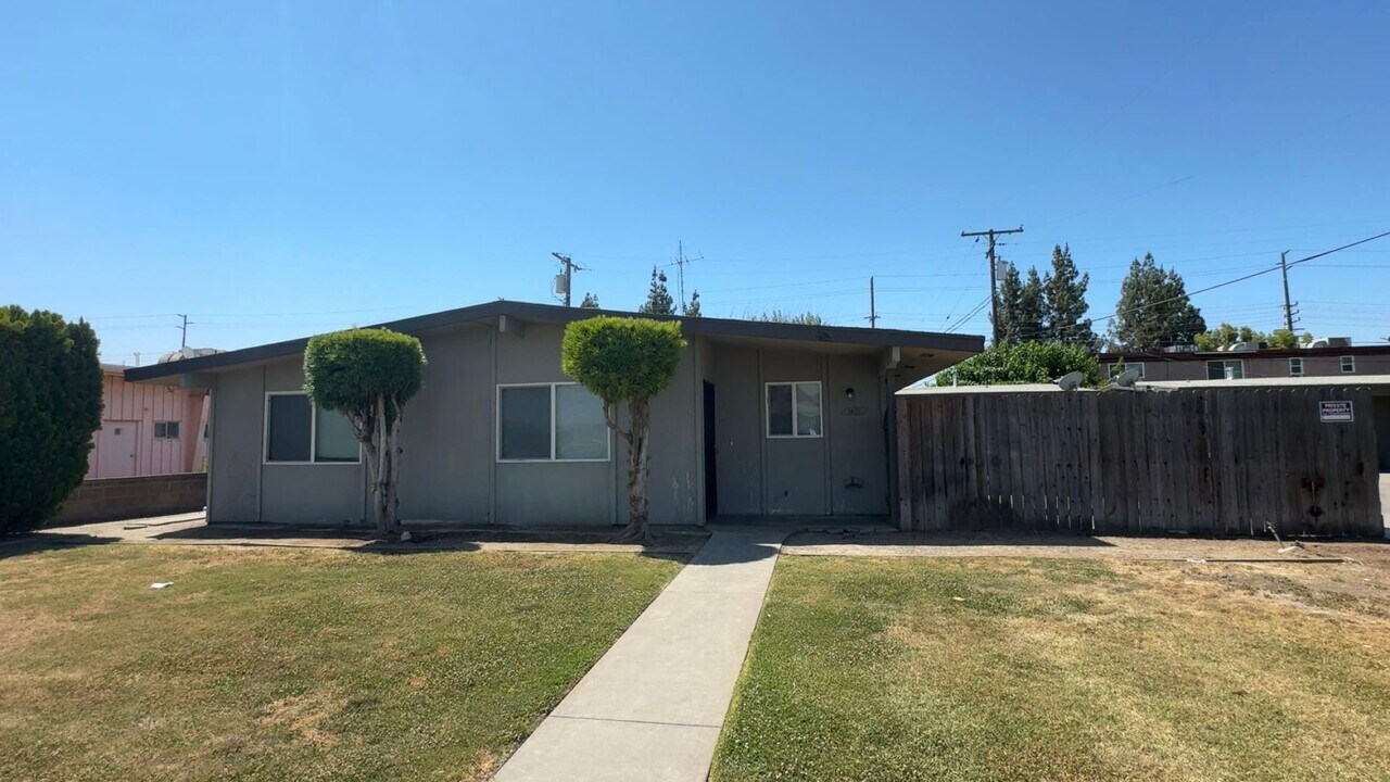 1421-1433 W Vassar Ave in Visalia, CA - Building Photo