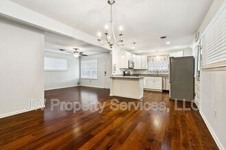 2455 Mercedes Blvd in New Orleans, LA - Foto de edificio - Building Photo