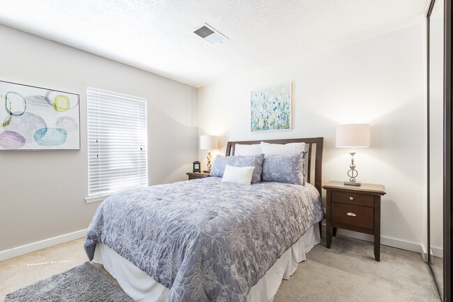 Candlelight Square in Albuquerque, NM - Building Photo - Interior Photo