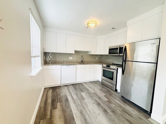 11 Langdon St, Unit 201 in Everett, MA - Building Photo - Building Photo