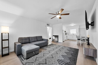 510 SW 7th St, Unit 510 in Hallandale Beach, FL - Foto de edificio - Building Photo